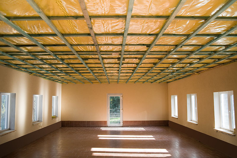 Pose d'isolant phonique sur un plafond
