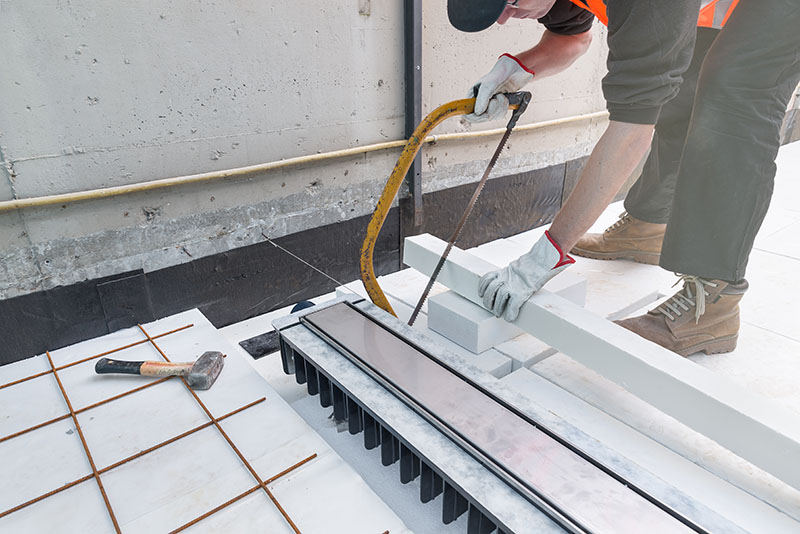 Ouvrier mettant en place une isolation sur un toit-terrasse