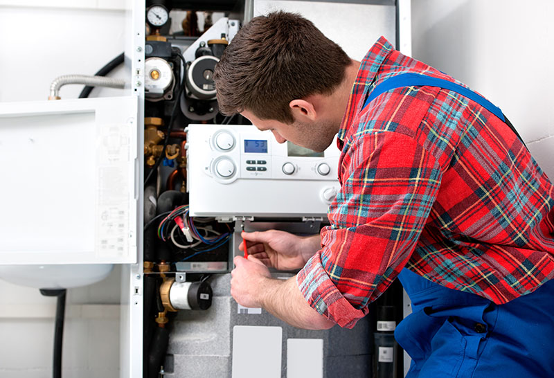 Technicien effectuant la maintenance d'une pompe à chaleur air-eau