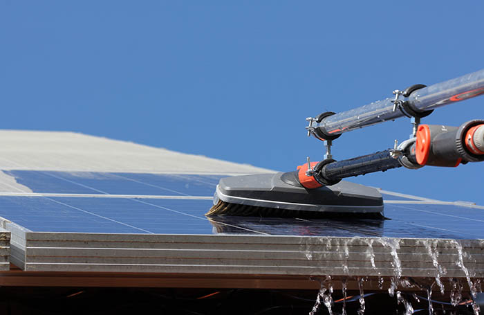 Nettoyage humide sur panneau solaire