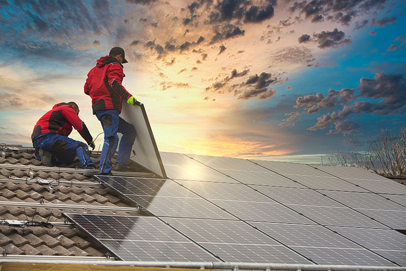 Ouvriers mettant en place des panneaux solaires photovoltaïques