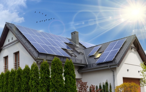 Toit résidentiel avec panneaux solaires