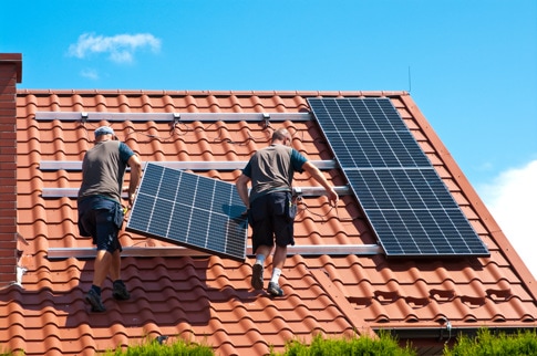 Installation de panneaux solaires sur un toit