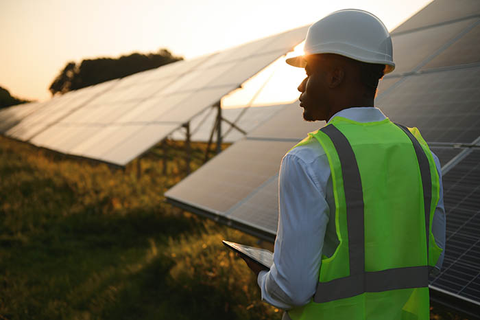 Technicien inspectant une installation photovoltaïque
