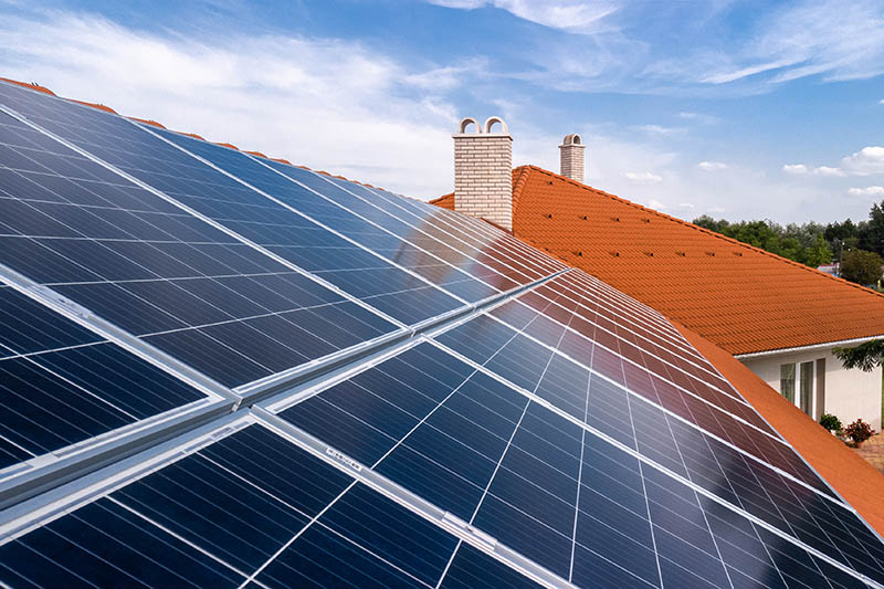 Panneau solaire sur le toit d'une résidence.