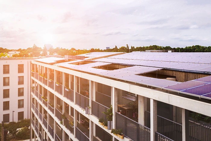 Panneaux solaires Recom performants installés sur le toit d'un immeuble