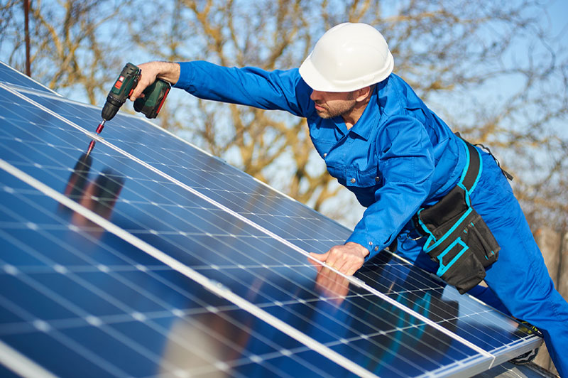 Technicien qualifié en pleine installation de panneaux solaires Thaleos