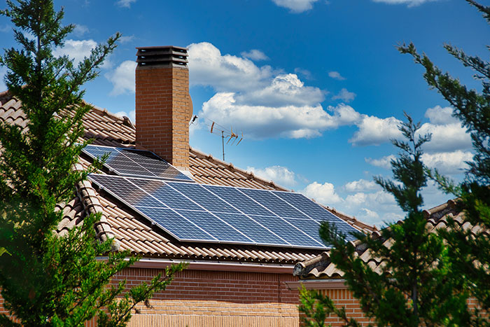 Panneau solaire Thomson installé sur toiture résidentielle