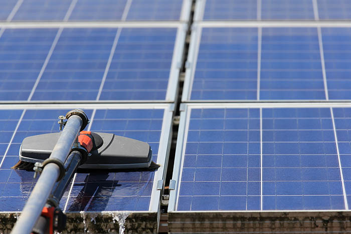 Panneaux solaires : comment les nettoyer et à quelle fréquence pour un rendement optimal