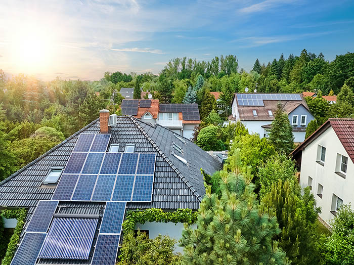 Panneaux solaires sur toiture ou au sol :  si vous hésitez voici la liste des avantages et inconvénients